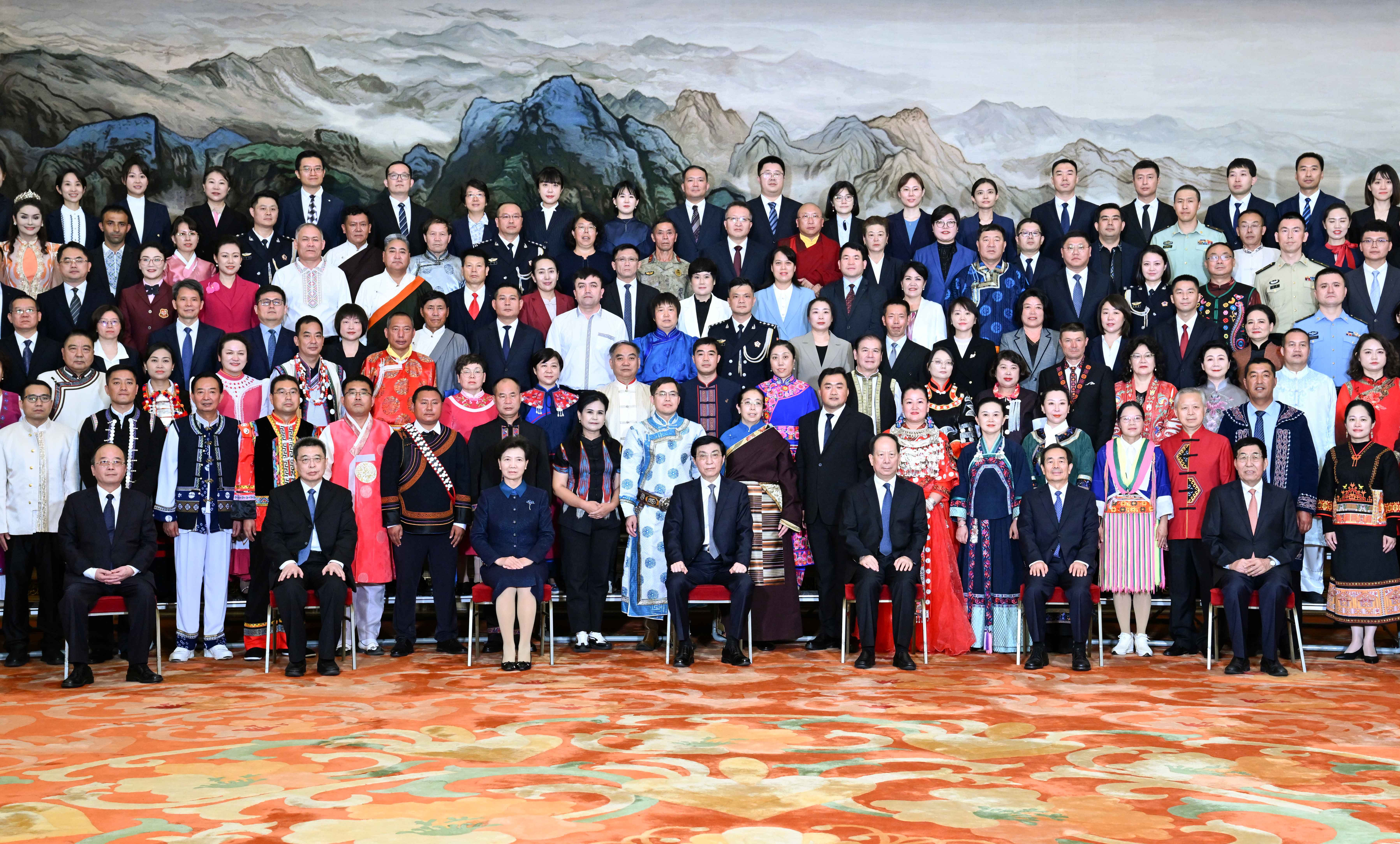 3、各民族代表大合照(1)